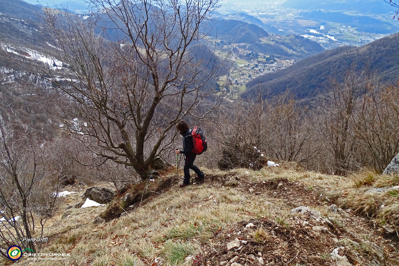 68 Si scende con vista su Carenno.JPG -                                